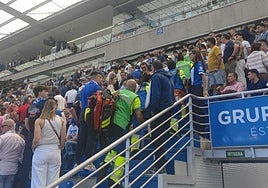 Los sanitarios acuden a la atención del aficionado en Mendizorroza.