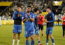Tristeza de los jugadores del Amorebieta al final del encuentro en Lasesarre