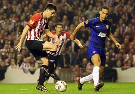Iraola pisa la pelota ante Rio Ferdinand.