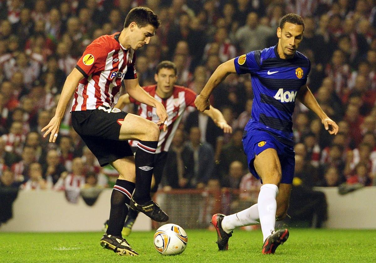 Iraola pisa la pelota ante Rio Ferdinand.