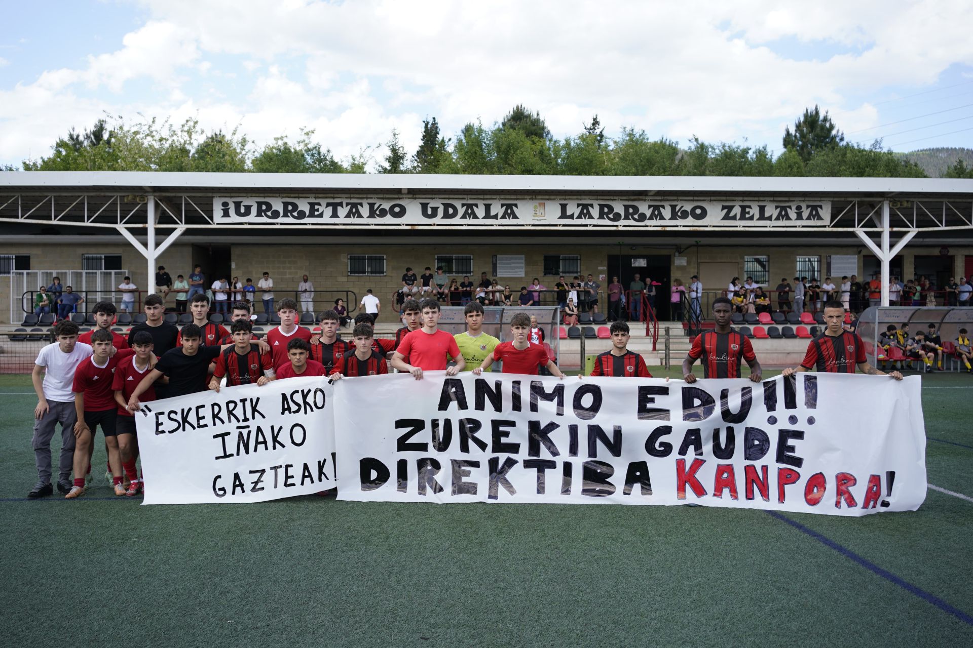 Los futbolistas del Iurretako juvenil apoyan al menor que denunció al padre de un compañero de equipo por agredirle