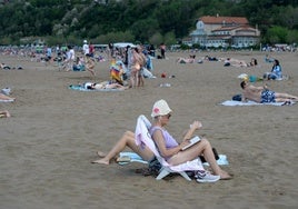 Primer día de playa en Bizkaia: miles de personas disfrutan del buen tiempo