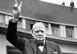 Churchill hace el signo de la victoria durante un discurso en 1950.