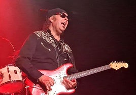 Vargas con su Stratocaster roja.