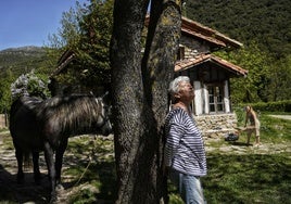 Mabel Cañada, junto a la yegua Lucero, bajo un fresno de Lakabe.