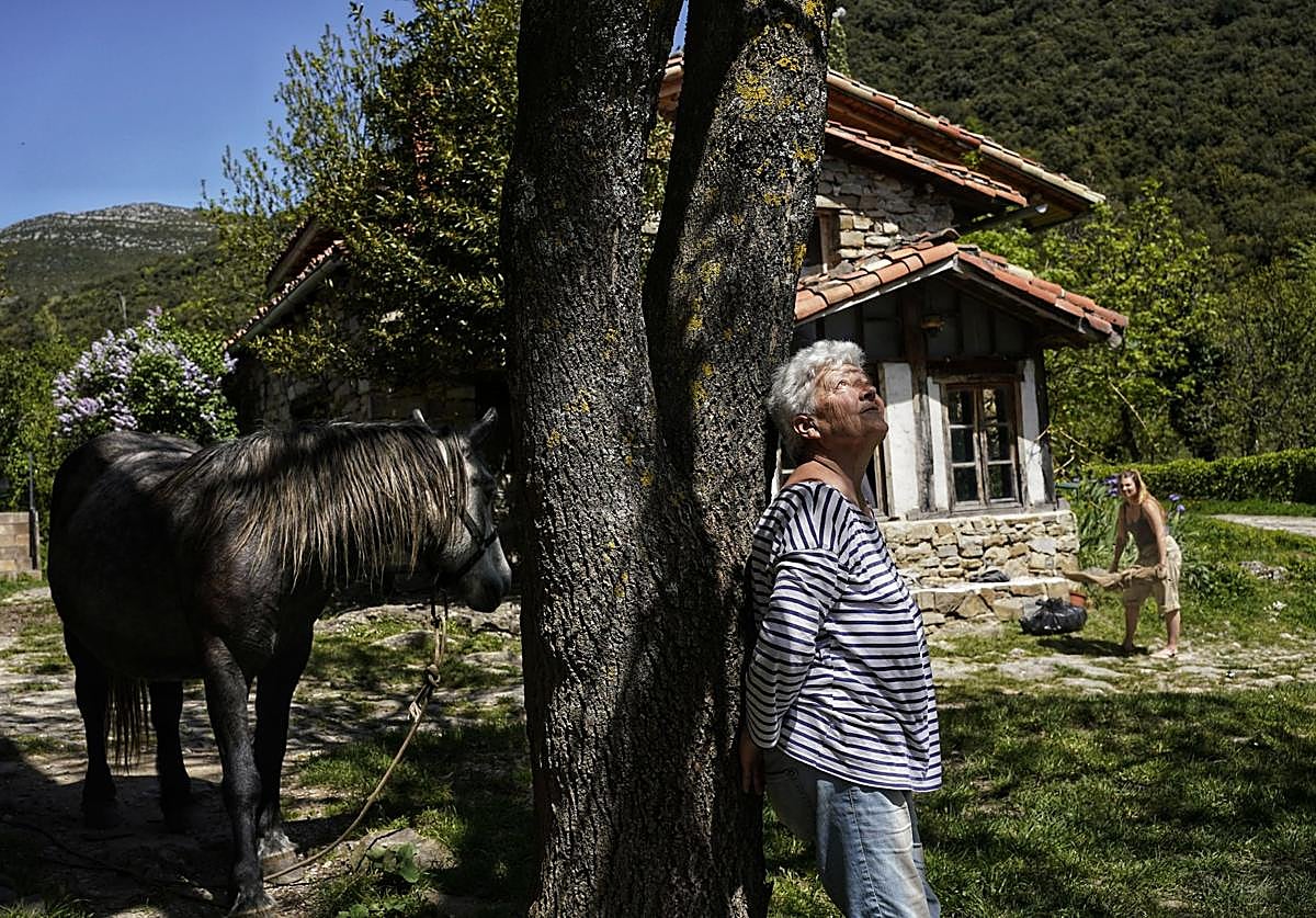 Mabel Cañada, junto a la yegua Lucero, bajo un fresno de Lakabe.