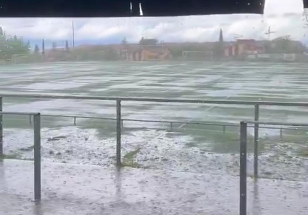 Una tromba de agua inunda el campo del Cacereño antes del partido de las Gloriosas