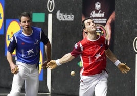 Altuna III se coloca para soltar la derecha ante la mirada de Darío.