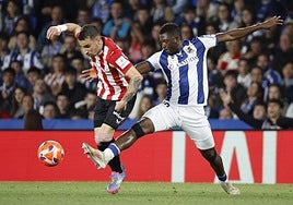 Berenguer pugna un balón con Traore.