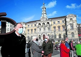 Varias personas caminaban protegidas con mascarillas frente al Ayuntamiento, en 2021.