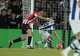 Vivián y Kubo, en la jugada por la que el japonés pidió penalti.