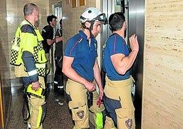Rescate de una persona atrapada en un ascensor durante el apagón.