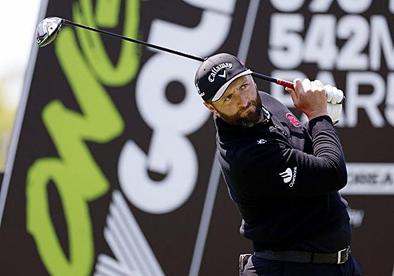 Rahm observa la trayectoria de su bola al pegar desde el tee.