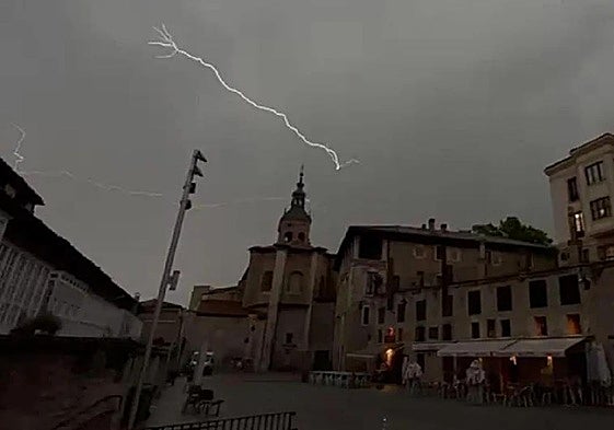 Un rayo cae cerca de la iglesia de San Miguel de Vitoria en una anterior tormenta.