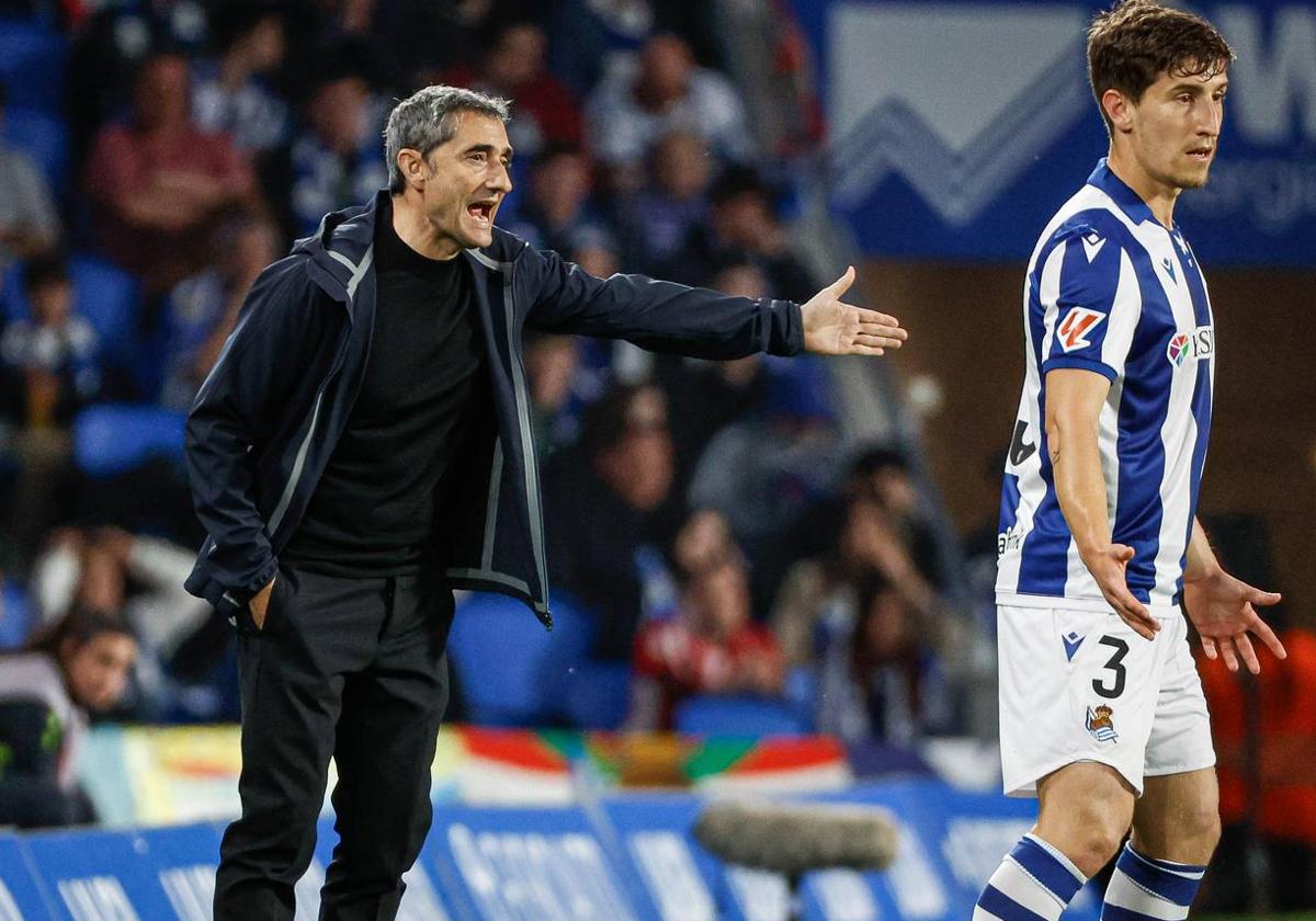 Valverde da instrucciones a su equipo en el Reale Arena.