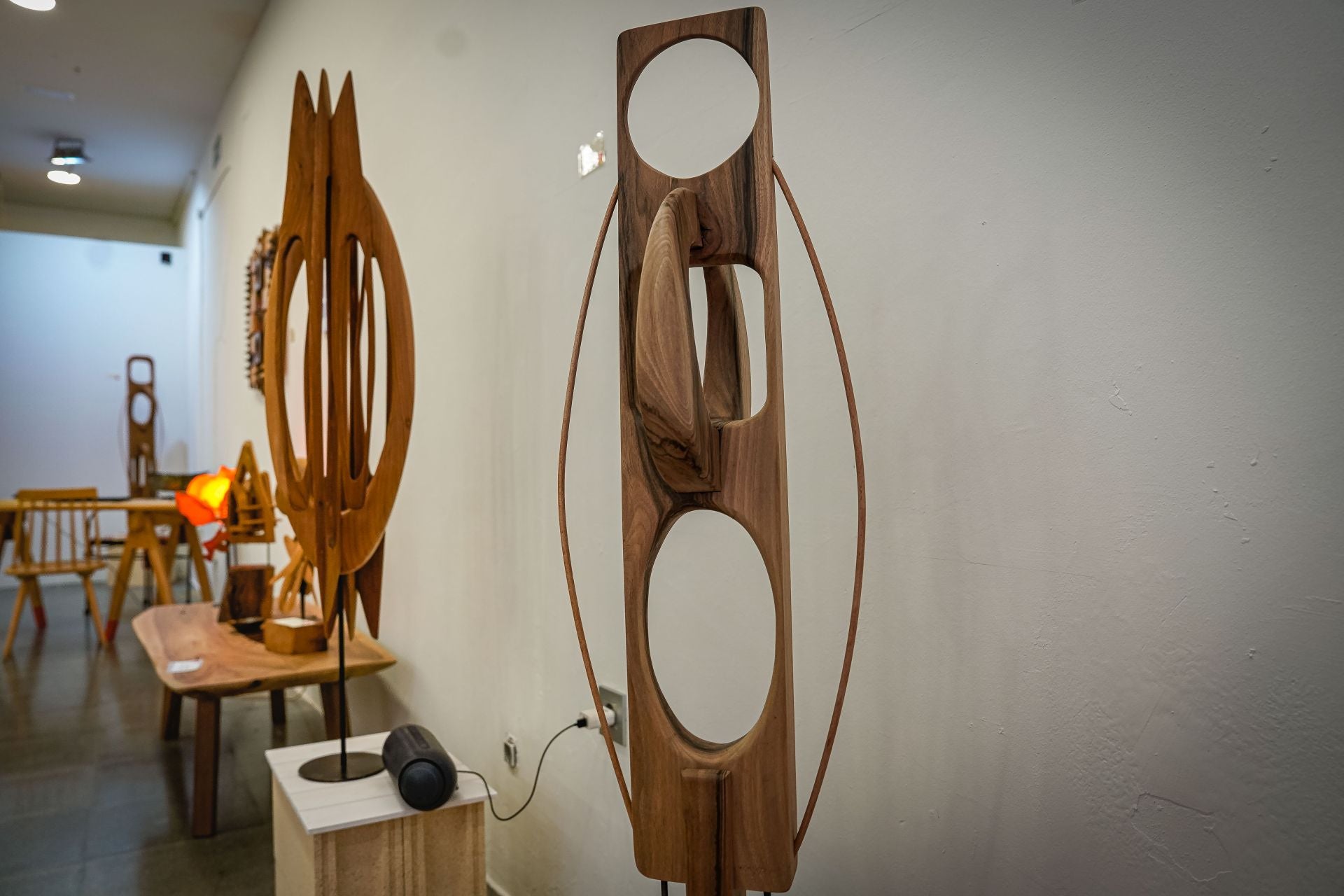 Marcos, el carpintero que ha abierto una tienda efímera en Bilbao con sus exitosas esculturas de madera