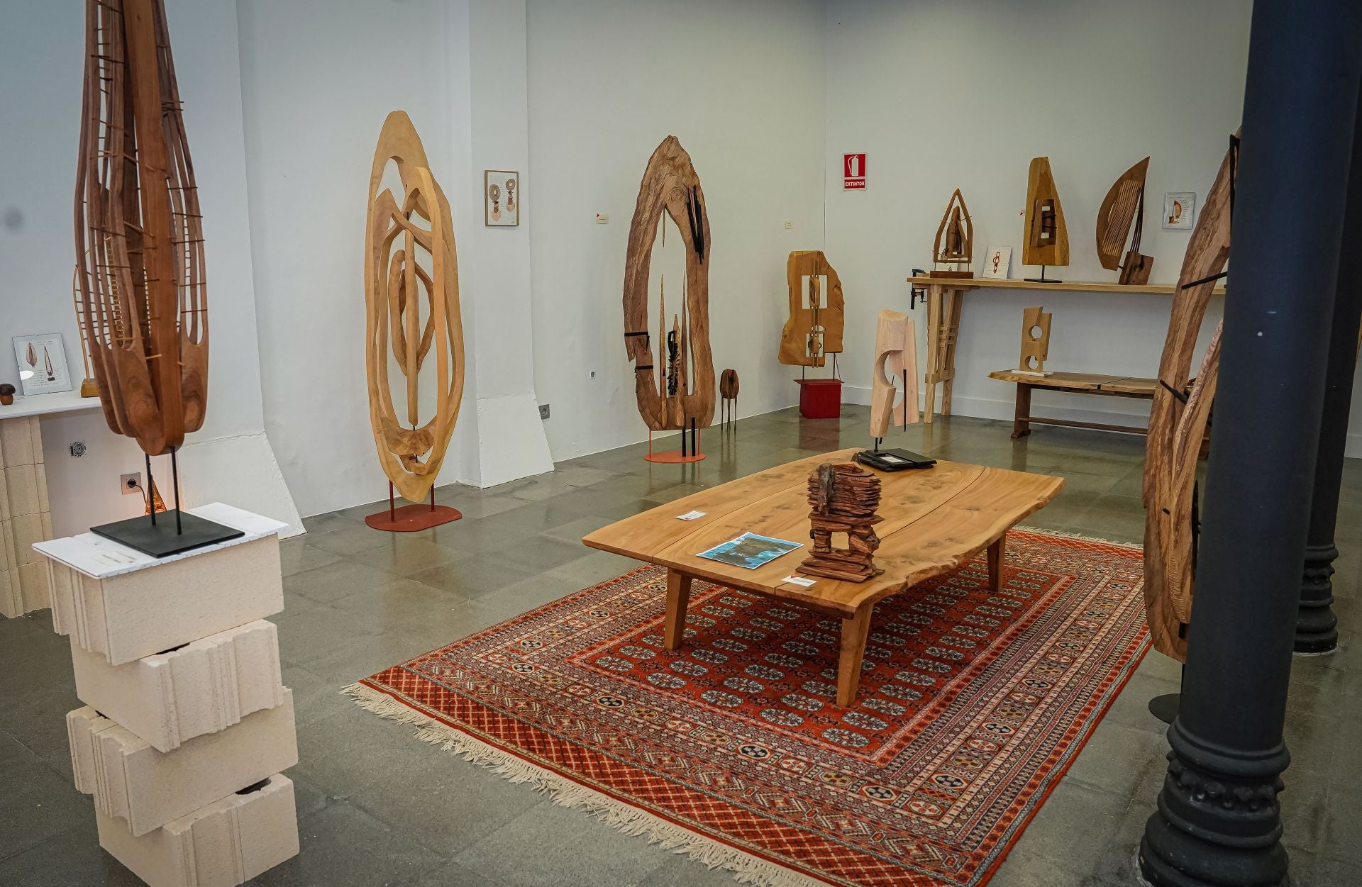 Marcos, el carpintero que ha abierto una tienda efímera en Bilbao con sus exitosas esculturas de madera
