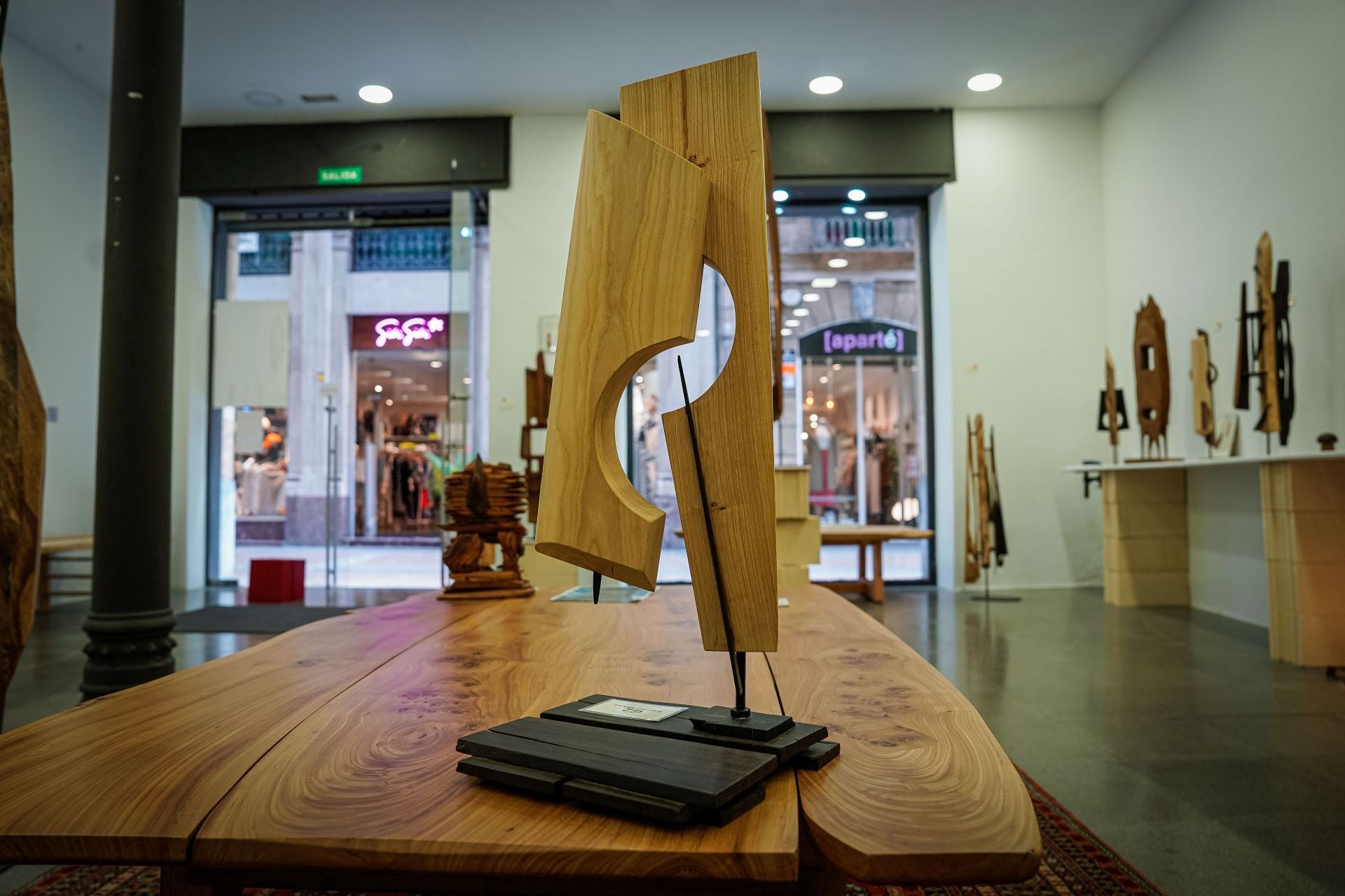 Marcos, el carpintero que ha abierto una tienda efímera en Bilbao con sus exitosas esculturas de madera