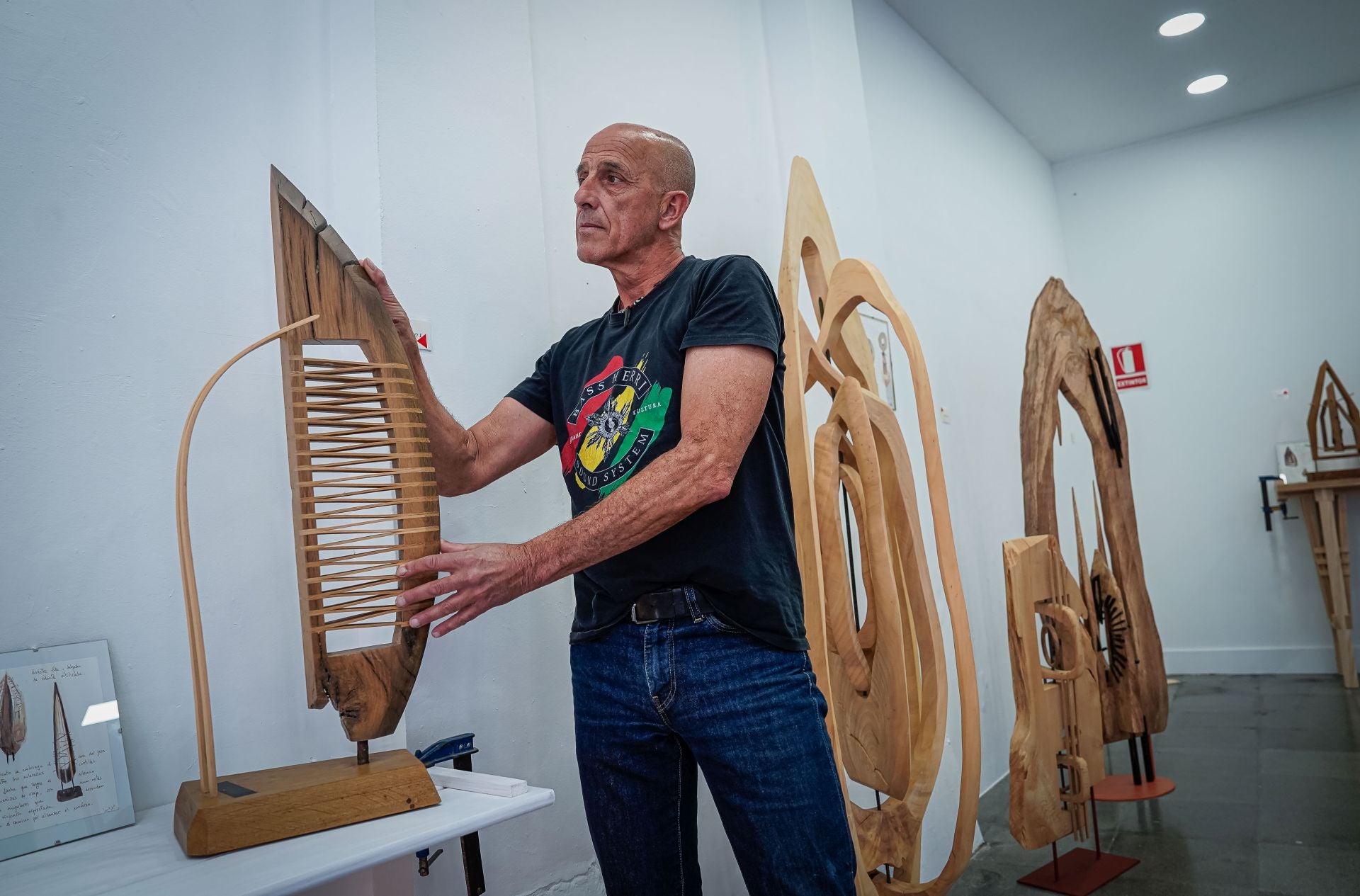 Marcos, el carpintero que ha abierto una tienda efímera en Bilbao con sus exitosas esculturas de madera