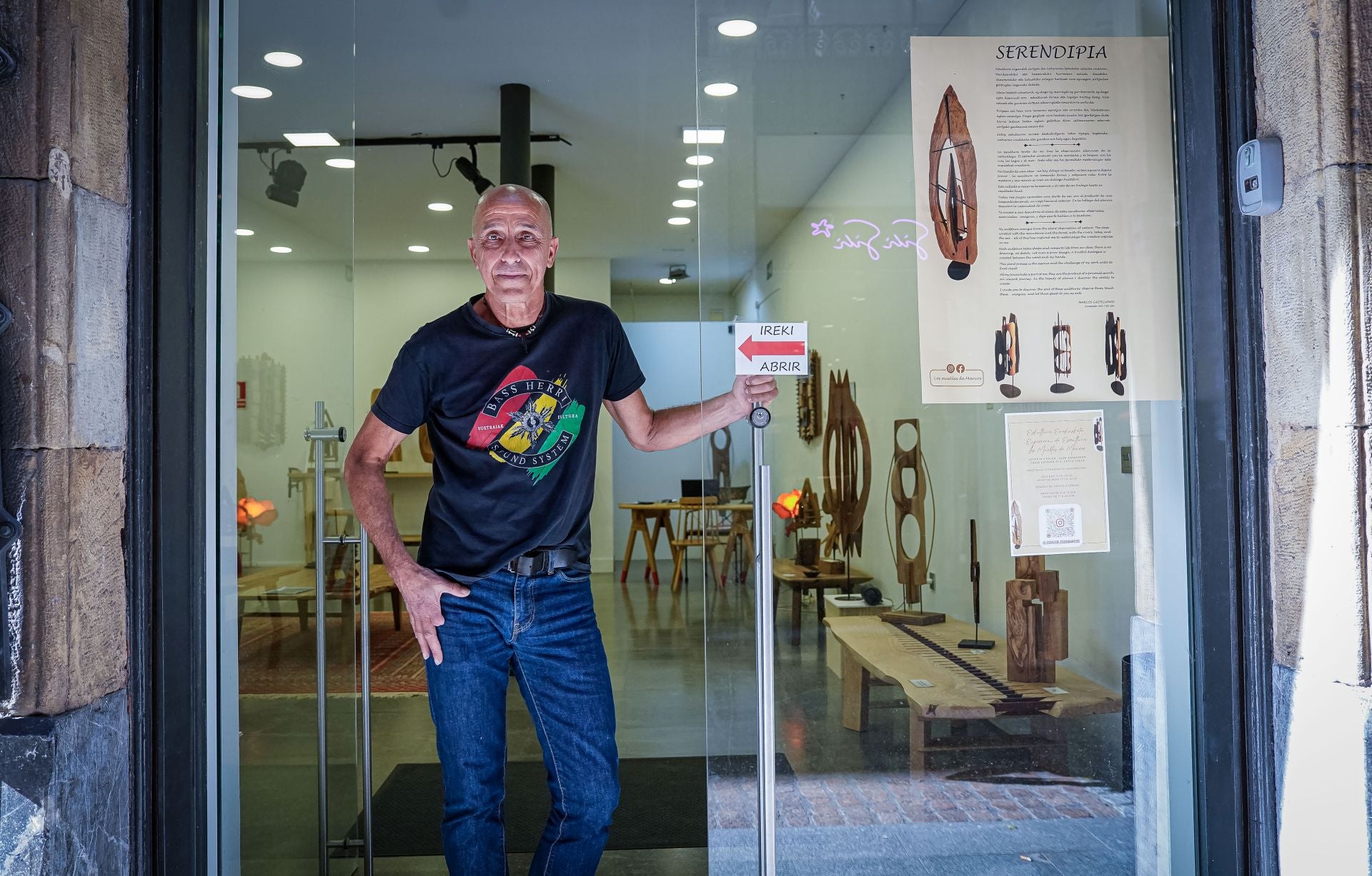 Marcos, el carpintero que ha abierto una tienda efímera en Bilbao con sus exitosas esculturas de madera