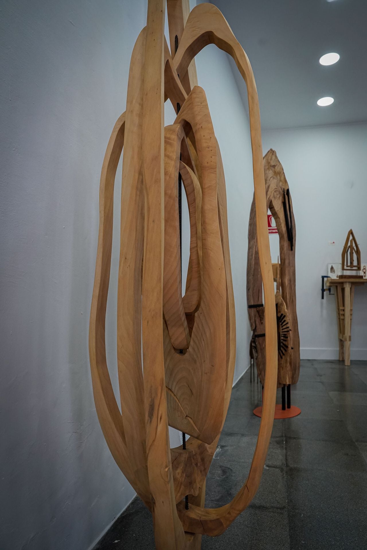 Marcos, el carpintero que ha abierto una tienda efímera en Bilbao con sus exitosas esculturas de madera