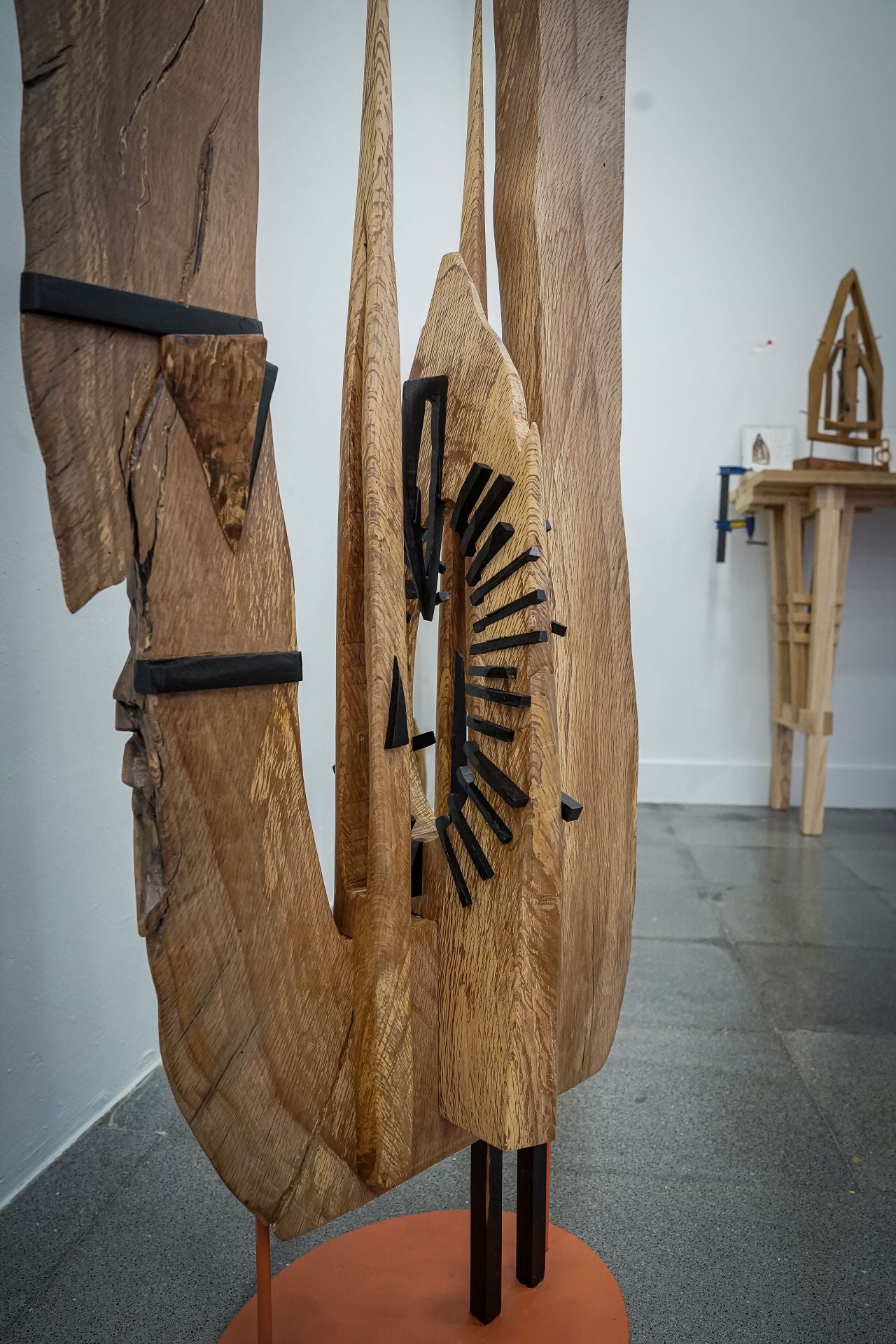 Marcos, el carpintero que ha abierto una tienda efímera en Bilbao con sus exitosas esculturas de madera