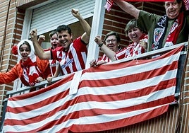 Un balcón rojiblanco.