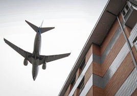 Un avión sobrevuela Derio instantes antes de aterrizar en el aeropuerto de Loiu.
