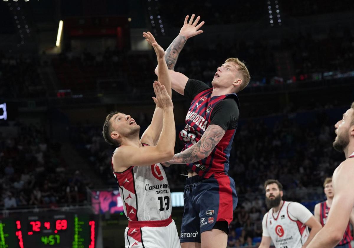 Sulejmanovic firmó 12 puntos y 7 rebotes el sábado en el Buesa Arena. En la imagen, trata de incomodar un tiro de Luka Samanic.