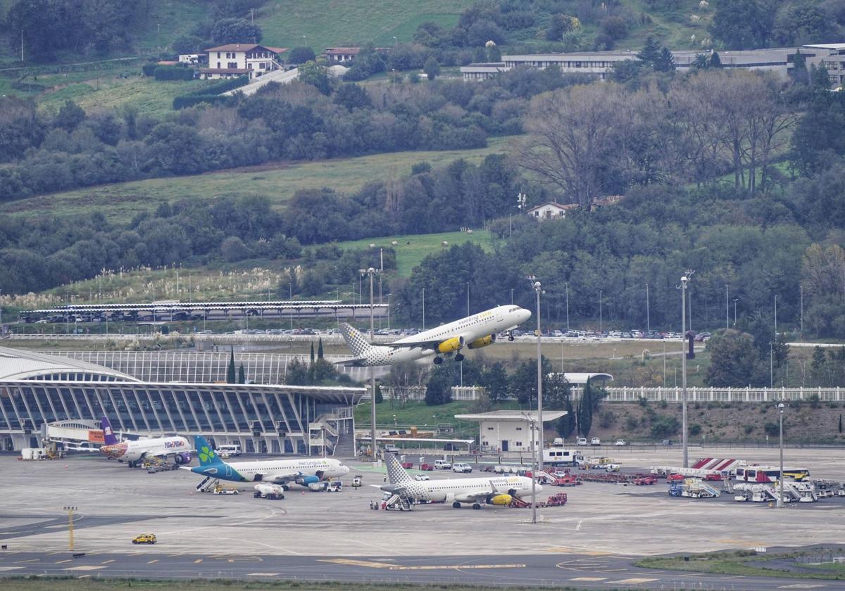 De la 'Beluga' a 'Antoñito, el ruidoso', las aeronaves más peculiares que cruzan Bilbao