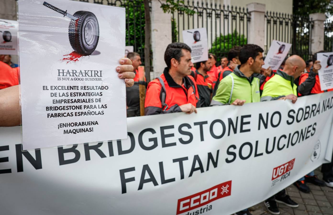 Las imágenes de la protesta de los trabajadores de Bridgestone frente a la Embajada de Japón