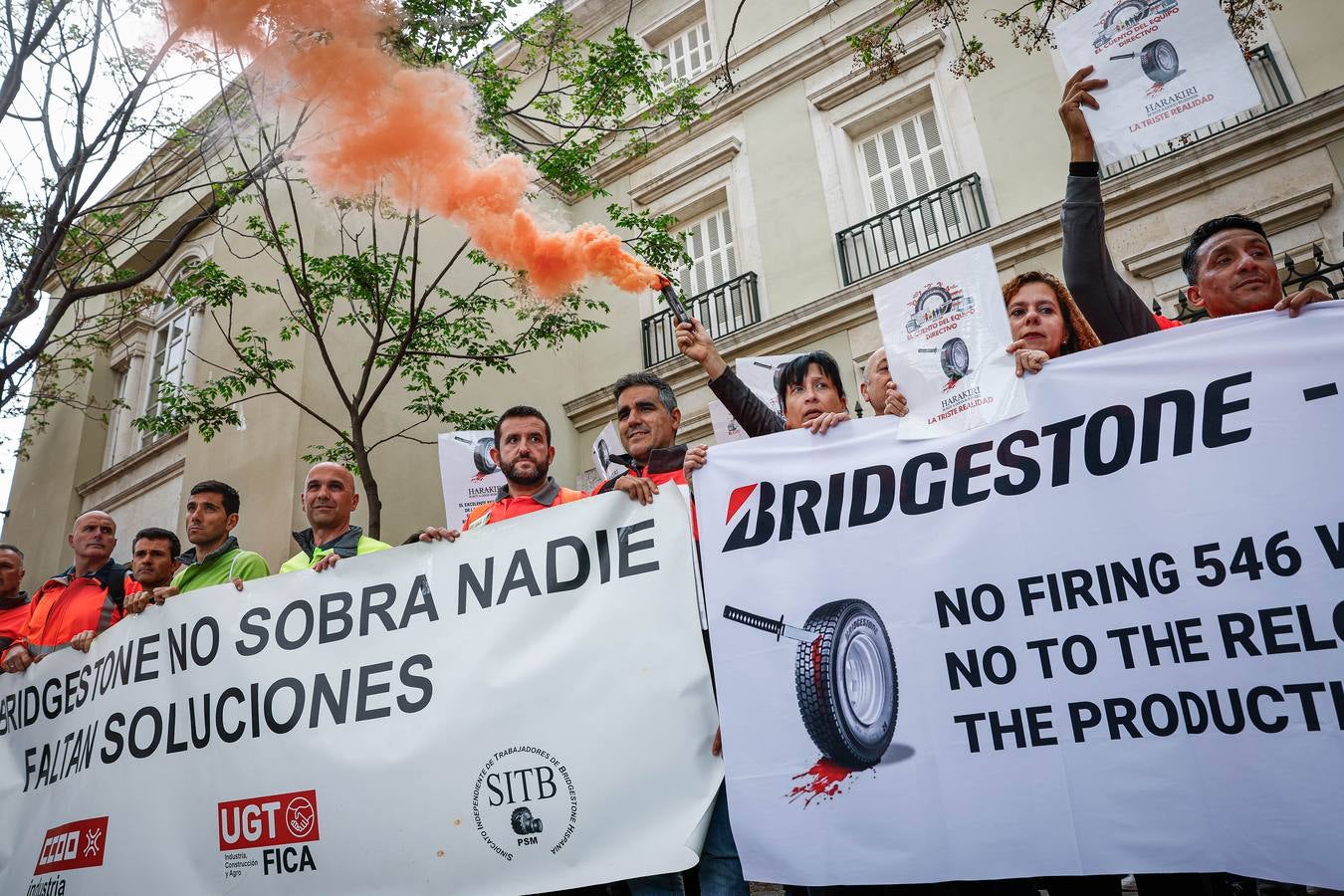 Las imágenes de la protesta de los trabajadores de Bridgestone frente a la Embajada de Japón