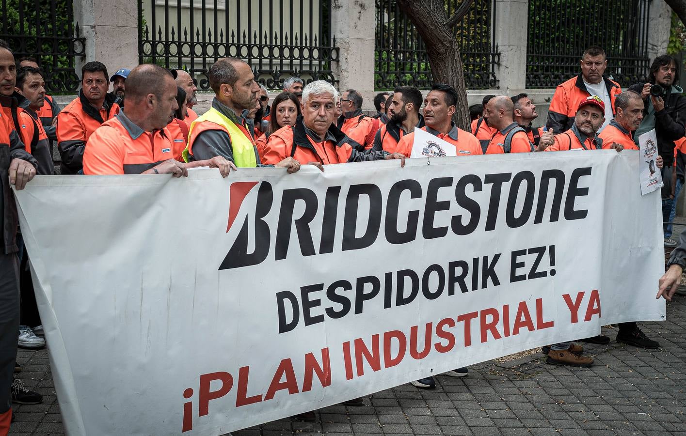 Las imágenes de la protesta de los trabajadores de Bridgestone frente a la Embajada de Japón