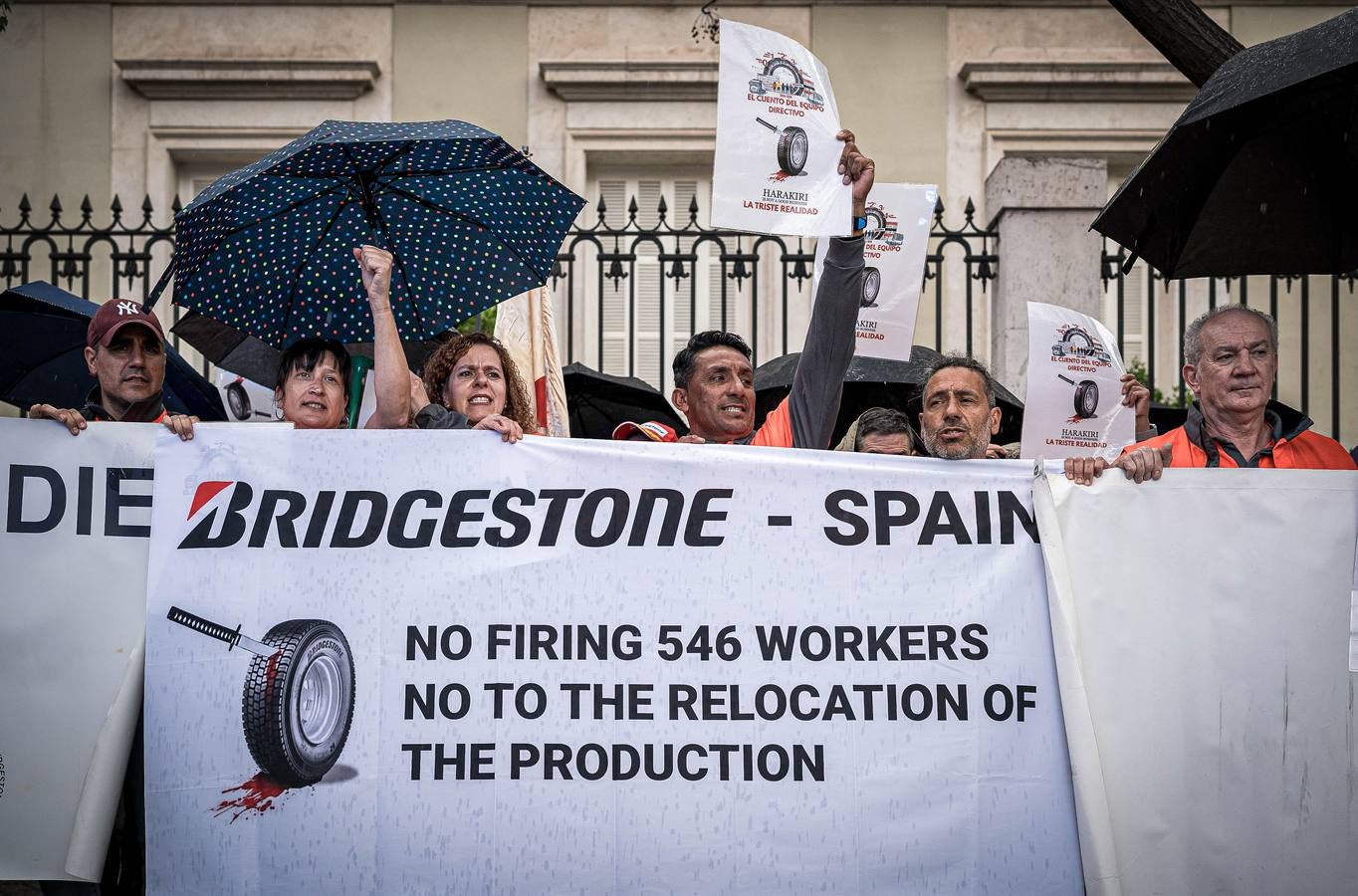Las imágenes de la protesta de los trabajadores de Bridgestone frente a la Embajada de Japón