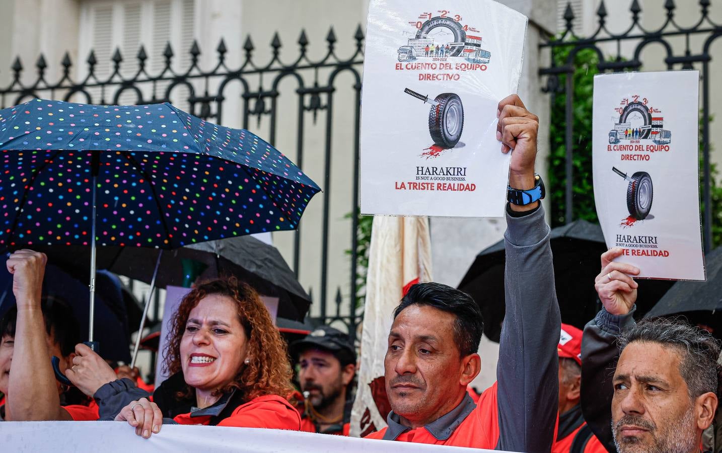 Las imágenes de la protesta de los trabajadores de Bridgestone frente a la Embajada de Japón