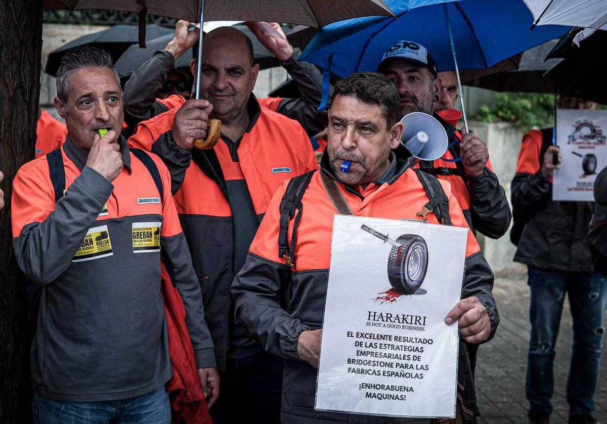 Las imágenes de la protesta de los trabajadores de Bridgestone frente a la Embajada de Japón