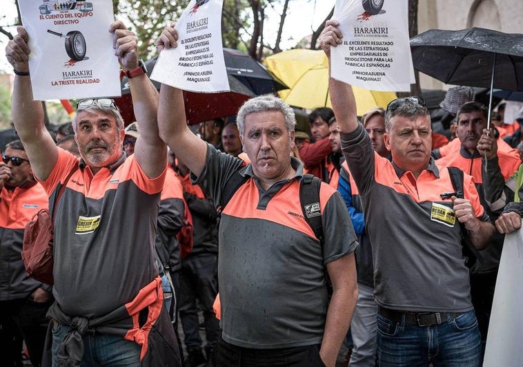 Los trabajadores delante de la Embajada de Japón en Madrid.