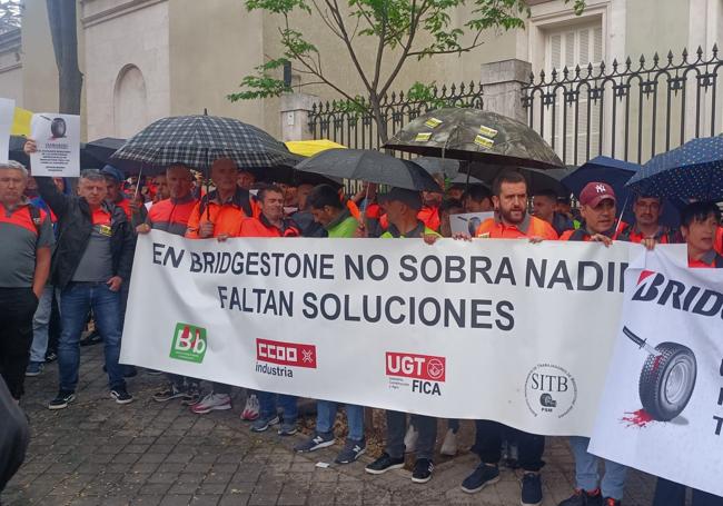 Los trabajadores concentrados frente al a embajada de Japón.