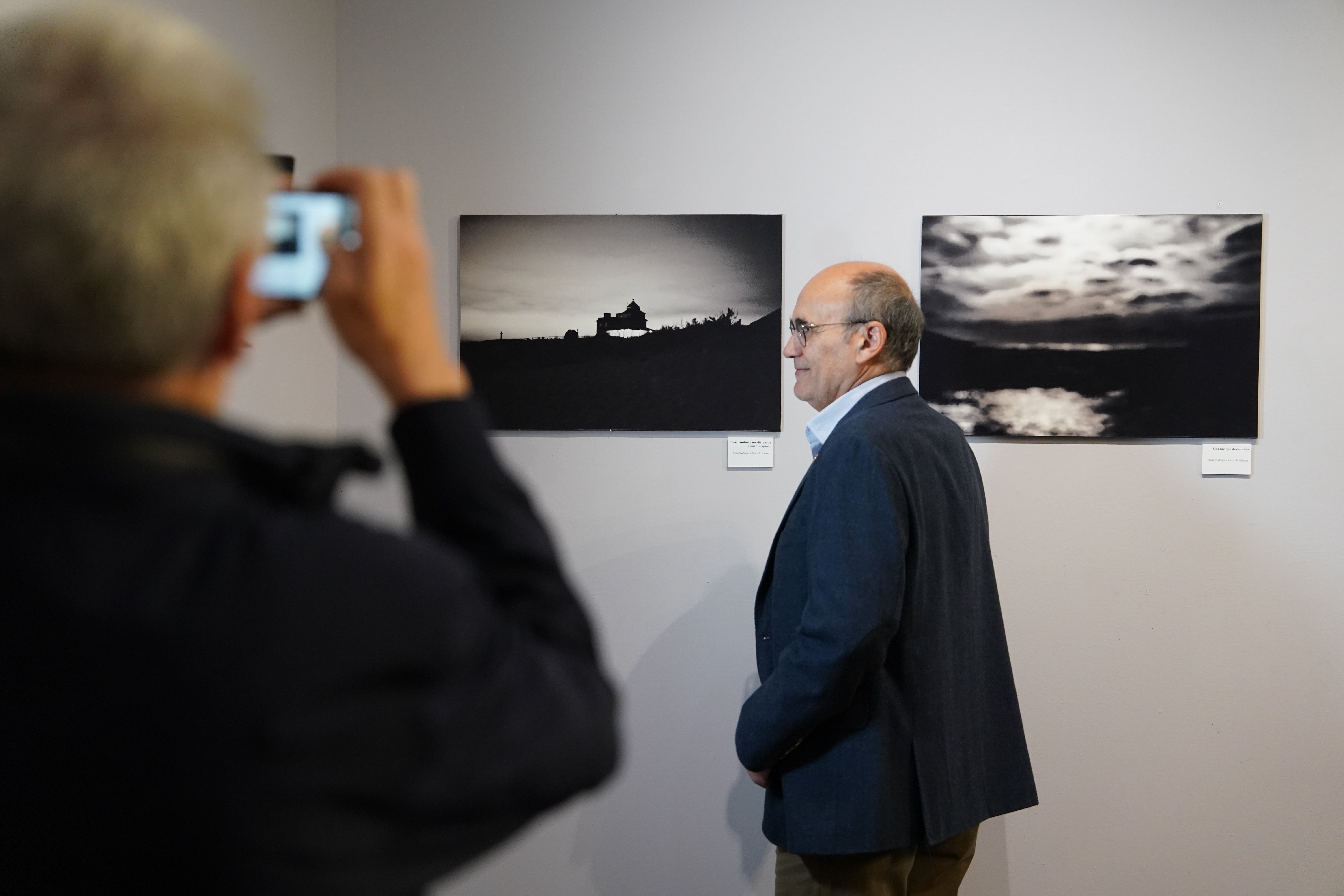 Jesús Rodríguez Ortiz de Salazar, entre dos fotos que ha incluido en la exposición.
