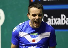 Iker Larrazabal celebra un tanto en uno de los partidos del Manomanista.