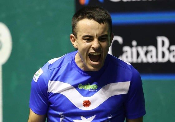 Iker Larrazabal celebra un tanto en uno de los partidos del Manomanista.