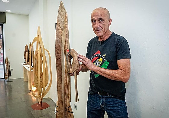 Marcos, el carpintero que ha abierto una tienda efímera en Bilbao con sus exitosas esculturas de madera.