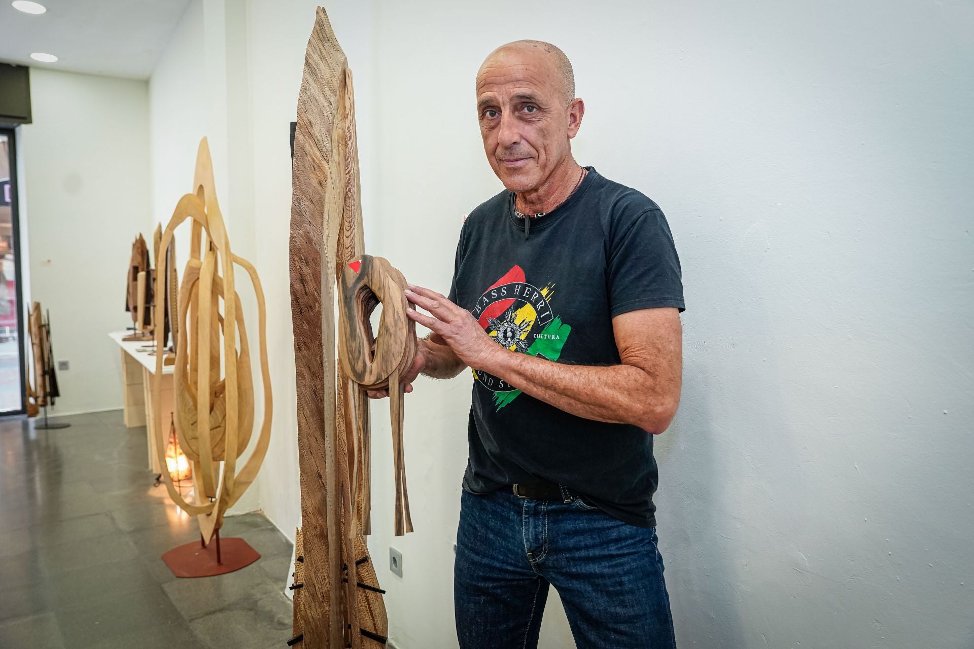 Marcos, el carpintero que ha abierto una tienda efímera en Bilbao con sus exitosas esculturas de madera