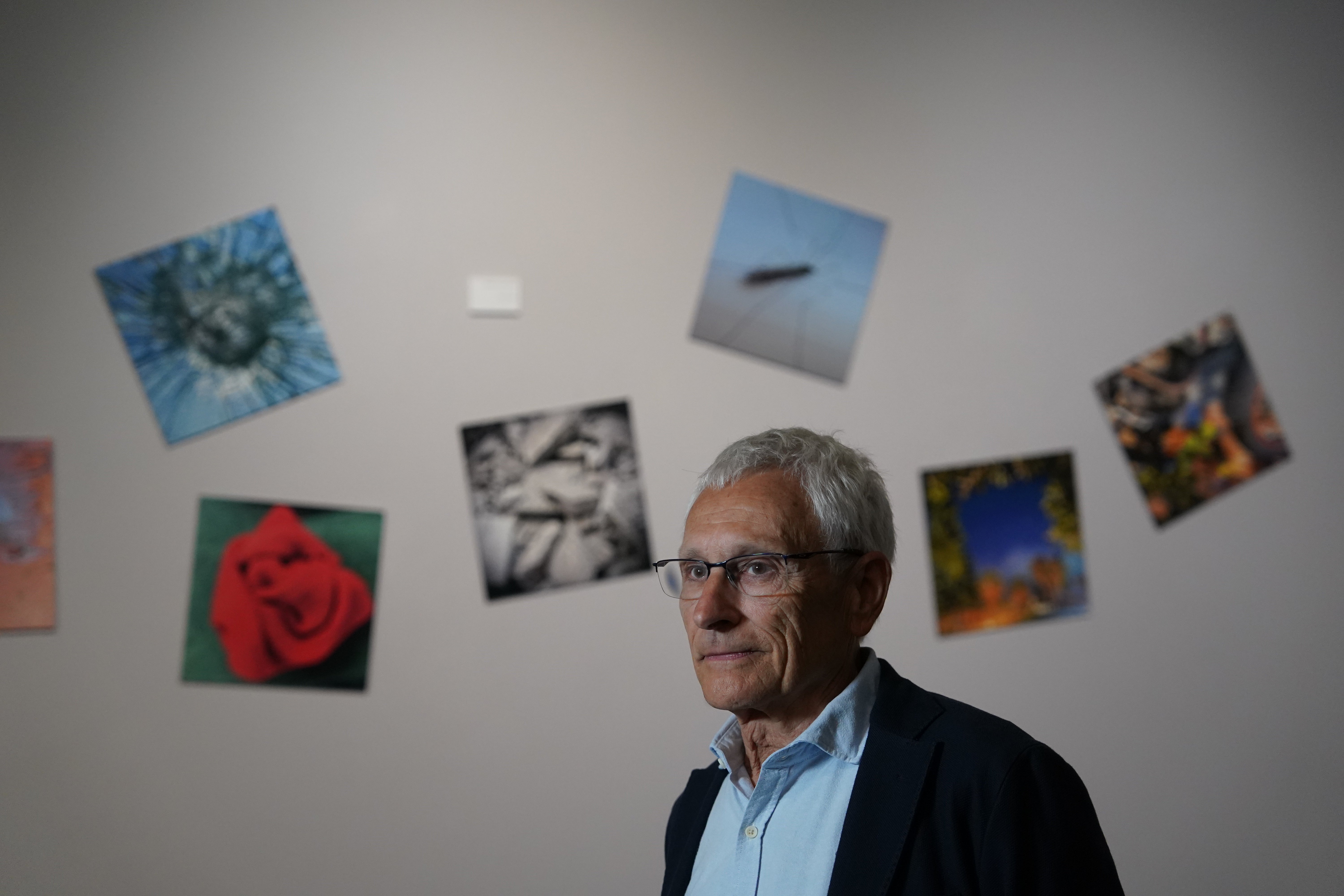 Miguel Ortega Allanegui, delante de parte de su obra.