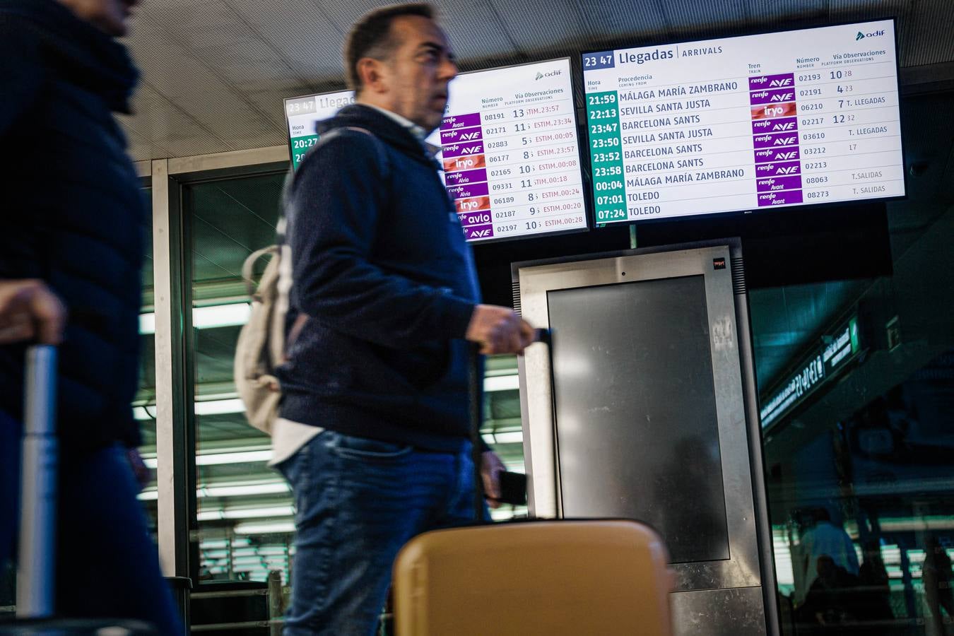 Miles de viajeros afectados por el sabotaje en las estaciones de Atocha (Madrid) y Santa Justa (Sevilla)
