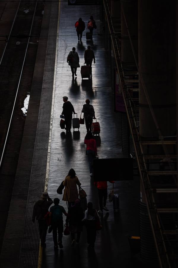 Miles de viajeros afectados por el sabotaje en las estaciones de Atocha (Madrid) y Santa Justa (Sevilla)
