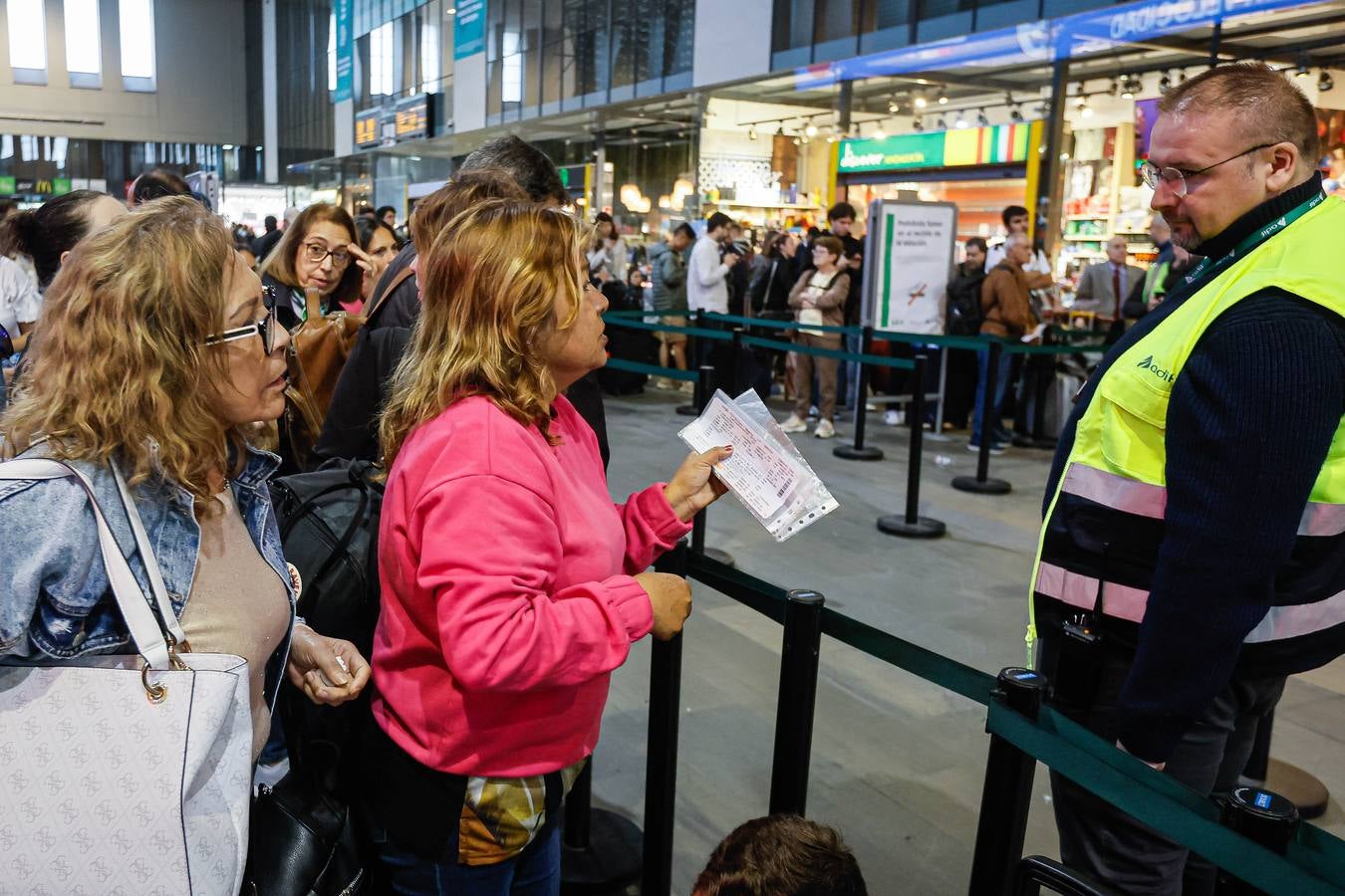 Miles de viajeros afectados por el sabotaje en las estaciones de Atocha (Madrid) y Santa Justa (Sevilla)