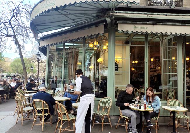 Los cafés son una de las estampas típicas de la capital francesa.