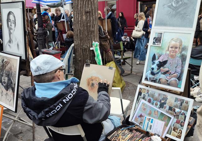 Un artista pinta en la calle.