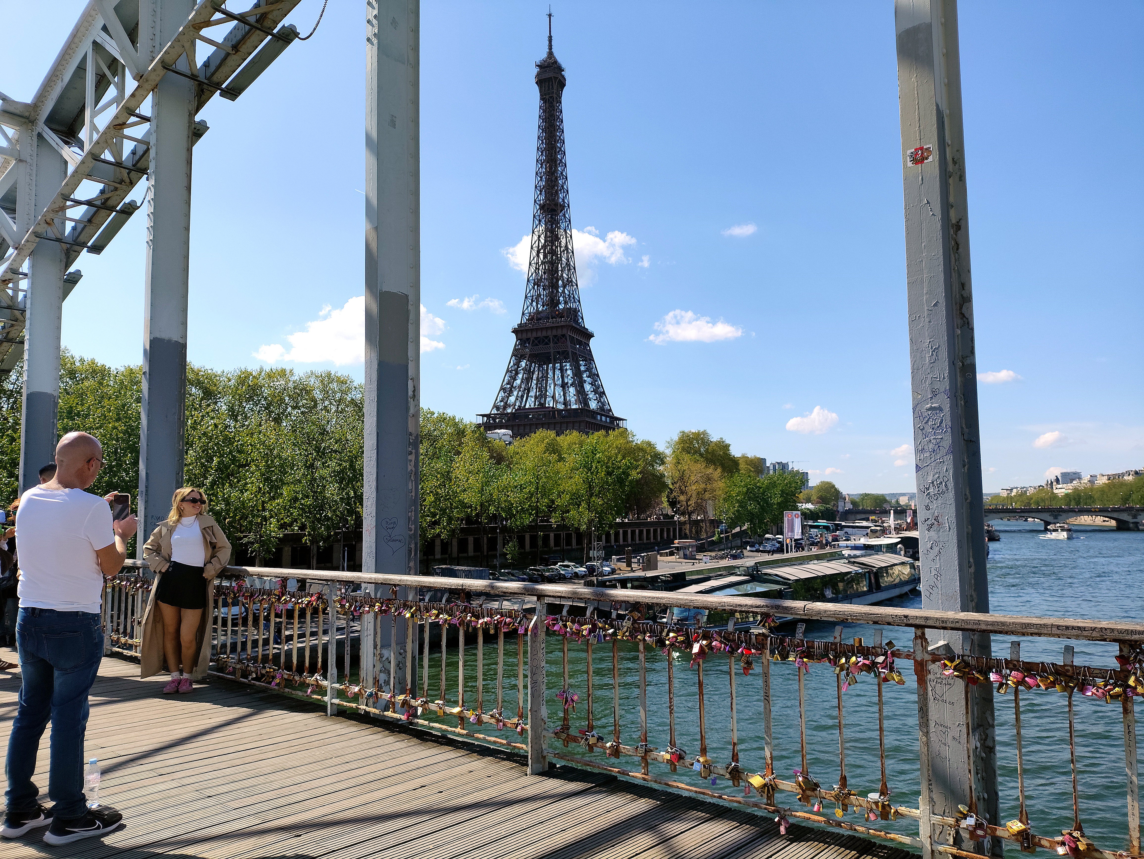 Todo el mundo busca la mejor foto ante la Torre Eiffel